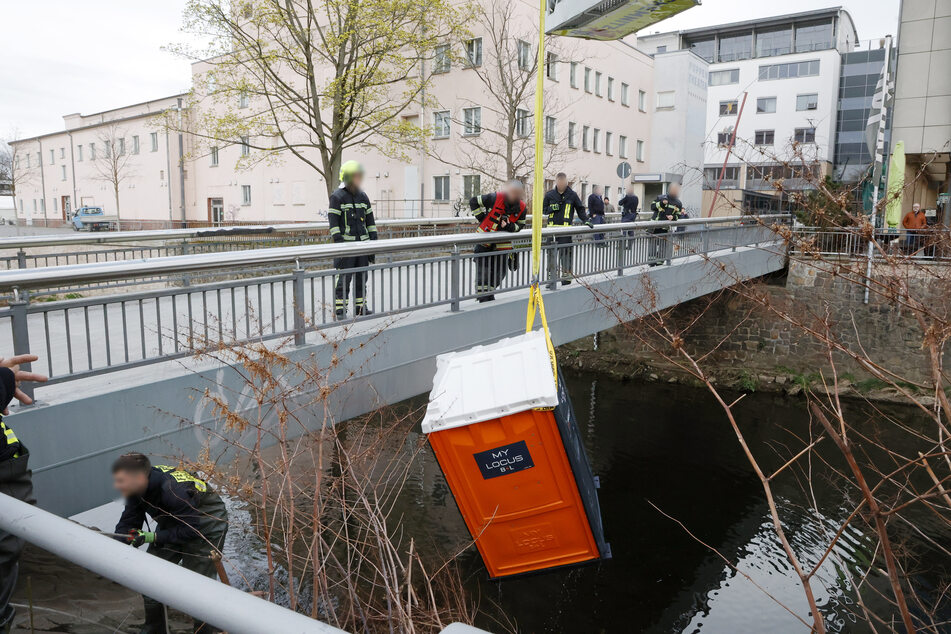 In dem Fluss "Chemnitz" wurde am Karfreitag ein Dixi-Klo entdeckt. Die Polizei fischte das Toilettenhäuschen aus dem Wasser.