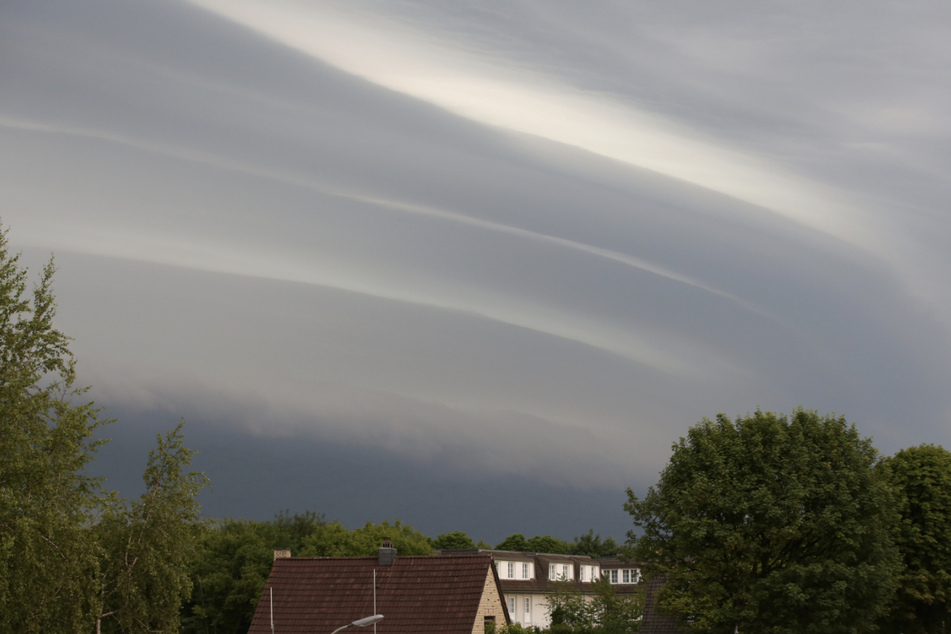 Dunkle Wolken ziehen in den kommenden Tagen immer wieder über Norddeutschland. (Archivbild)