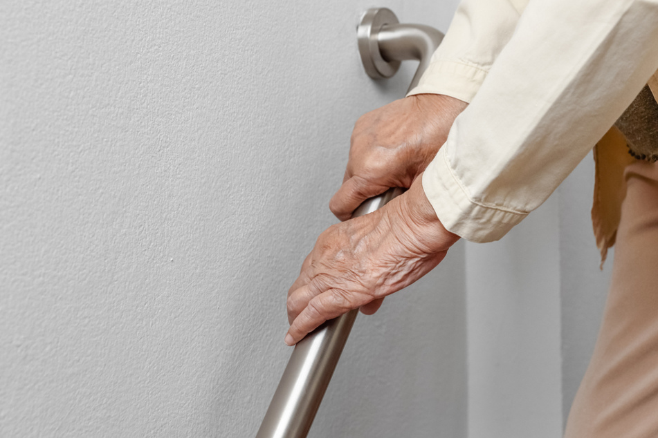 Skrupelloser Räuber stößt Rentnerin (88) zu Boden und räumt ihre Wohnung aus