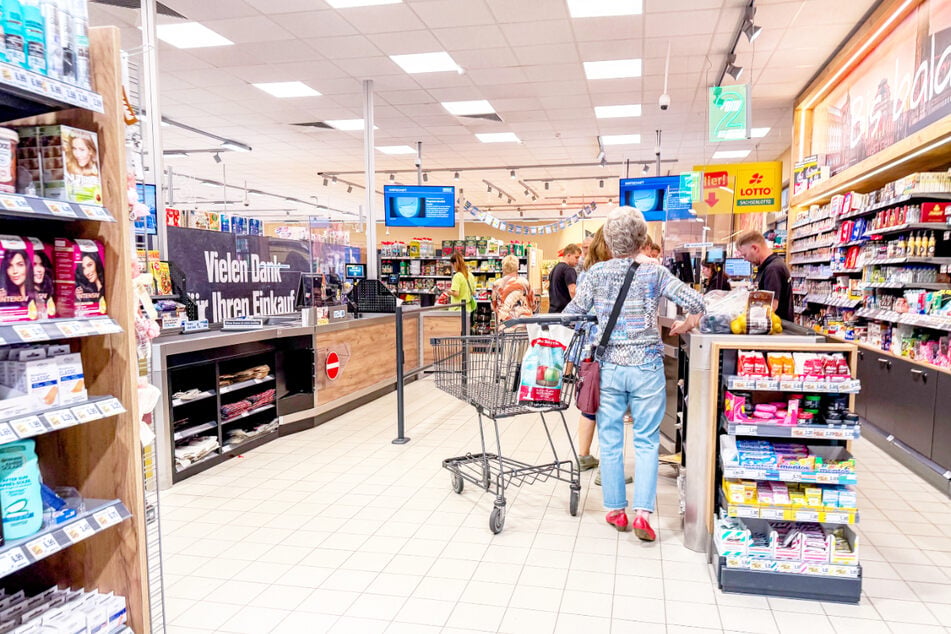 Darum stehen die Leute am Montag (20.7.) bei EDEKA Schlange