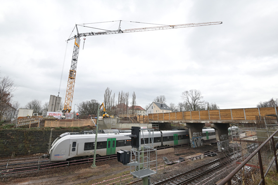 Die Brücke über den Bahngleisen wird seit 2019 erneuert.