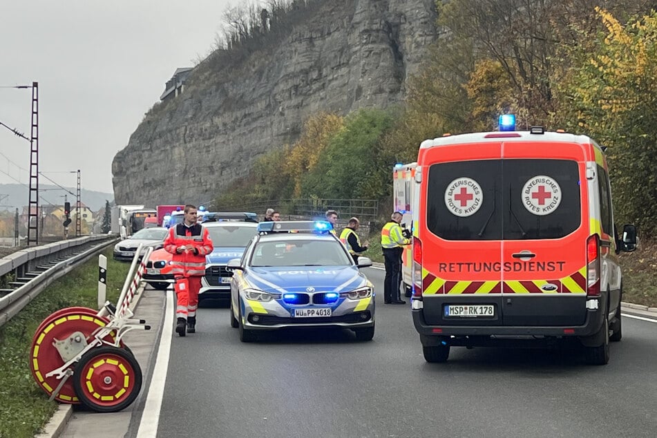 Gleich mehrere Rettungswagen versorgten die schwer verletzten Unfallbeteiligten.