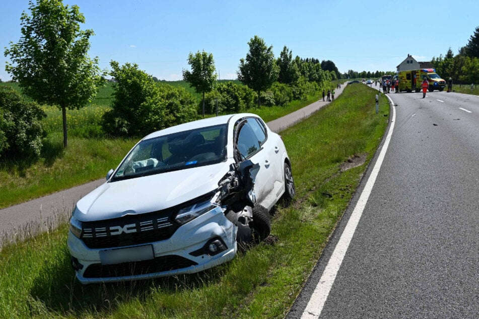 Nach der Kollision mit dem Kleintransporter krachte das Motorrad gegen den Dacia.