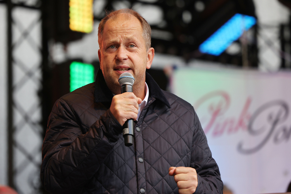 Joachim Stamp (51, FDP), stellvertretender Ministerpräsident von Nordrhein-Westfalen, sprach bei der Eröffnung des Christopher Street Day in Köln.