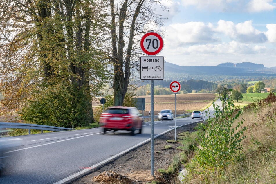 Hinweisschilder weisen auf den richtigen Überholabstand zu Fahrrädern hin.