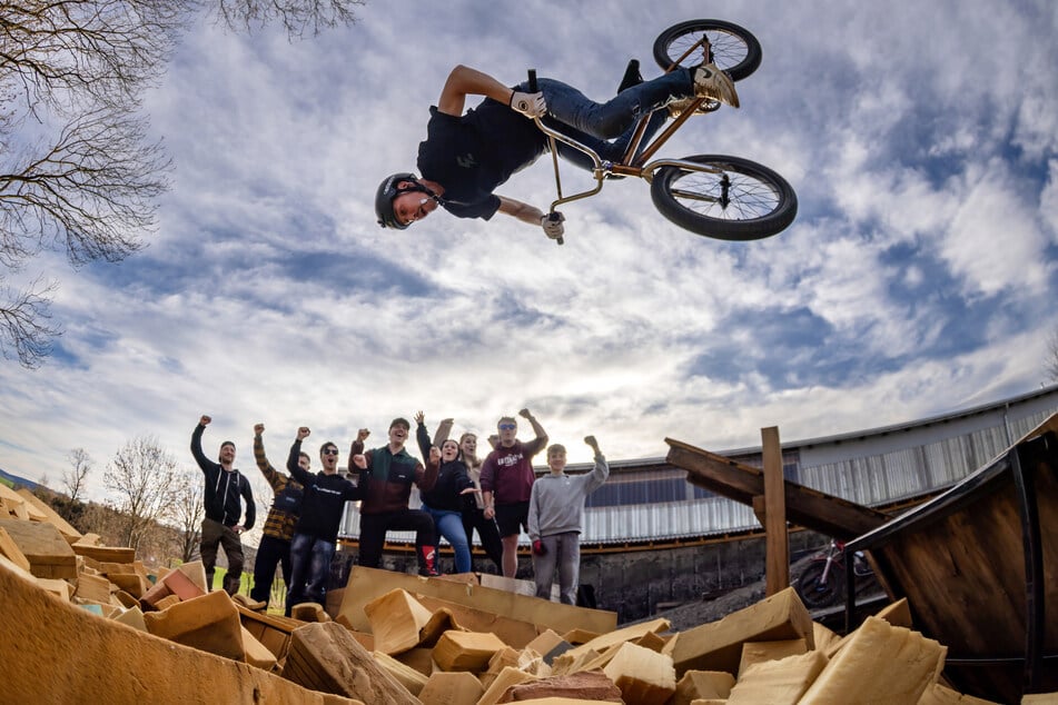 Benny Bellmann (28) springt mit dem Bike einen Backflip in die Schaumstoffmattengrube.