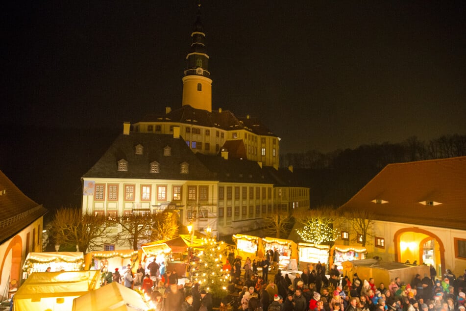 Alle Jahre wieder erstrahlt das Weesensteiner Schloss im weihnachtlichen Glanz. Auch in diesem Jahr^ lädt das Schloss zum gemütlichen Treiben in seinen Höfen ein. (Archivfoto)