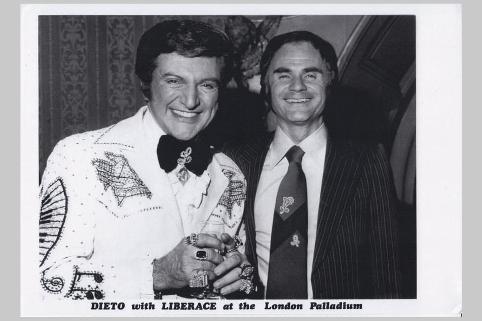 Das Foto zeigt Dieto (r.) mit dem berühmten Star-Pianisten Liberace († 1987), der in den 60er- und 70er-Jahren zu den bestbezahlten Entertainern der Welt gehörte.