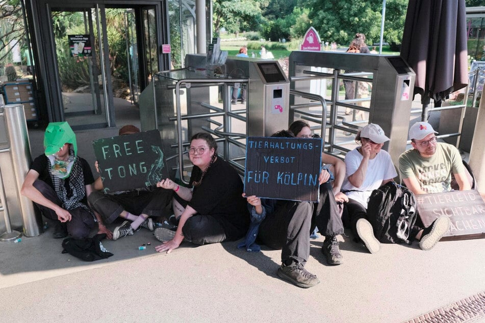 Ausgestattet mit Sekundenkleber protestierte die junge Gruppe vor der Stuttgarter Wilhelma.