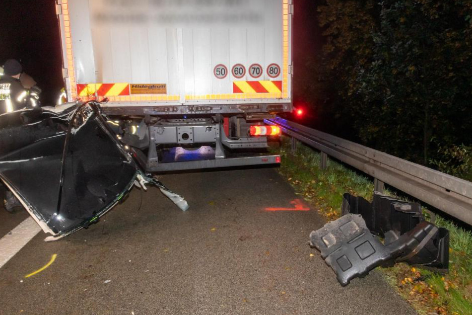 Der Autofahrer krachte in das Heck des Lkw.