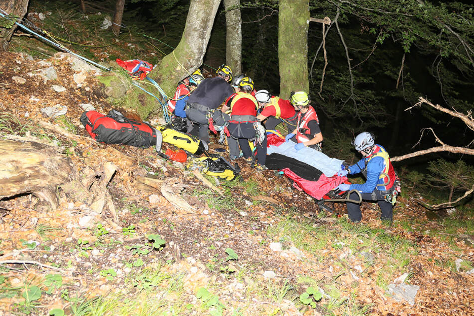 Mitglieder der Bergwacht bei der Versorgung des 24-Jährigen. Er verstarb wenig später.