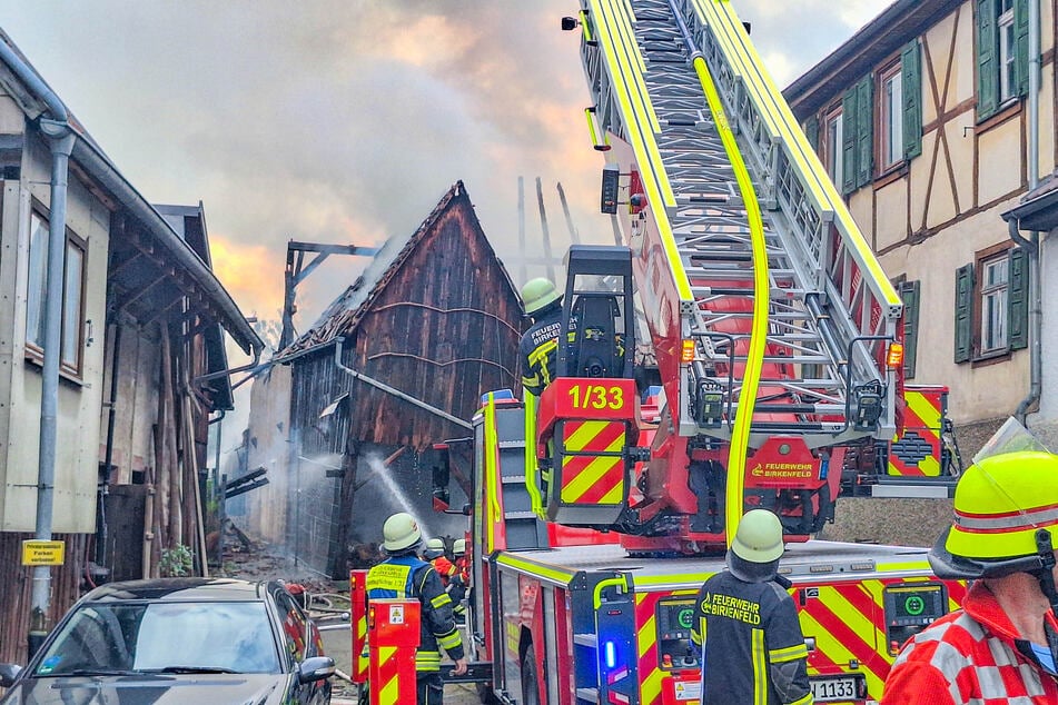 Um den Flammen Herr zu werden, musste auch eine lange Drehleiter zum Einsatz kommen.