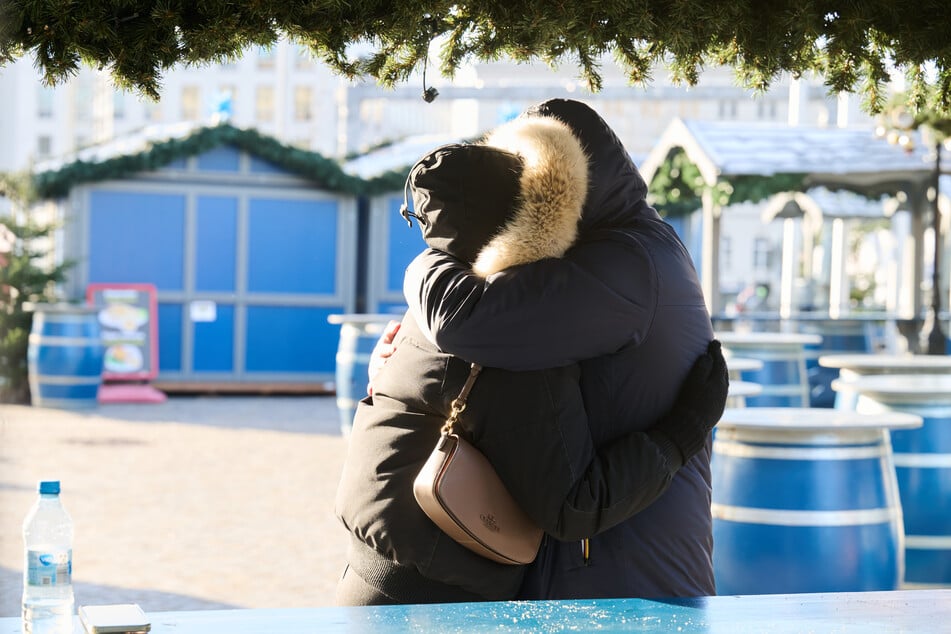 An Weihnachten kann sich auch dieses Liebespaar wieder dick einpacken.