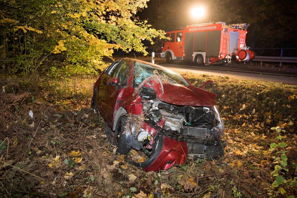 Vollsperrung nach Unfall: Citroën kracht gegen mehrere Bäume