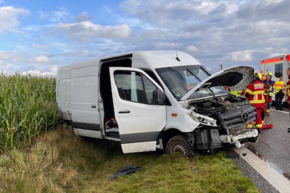 Die Insassen des Kleintransporters wurden bei dem Unfall leicht verletzt.