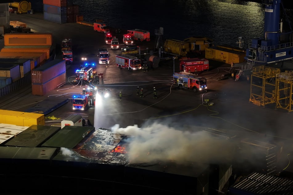 Die Feuerwehr ist wegen eines Brands auf dem Gelände einer Spedition in Hamburg im Einsatz.