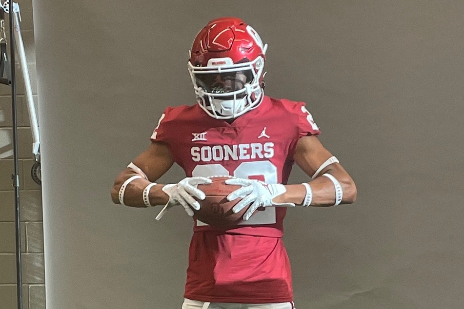 In less than 24 hours, five-star recruit Peyton Bowen flipped his commitment to play for Notre Dame to Oregon football on Wednesday, then again to Oklahoma on Thursday.