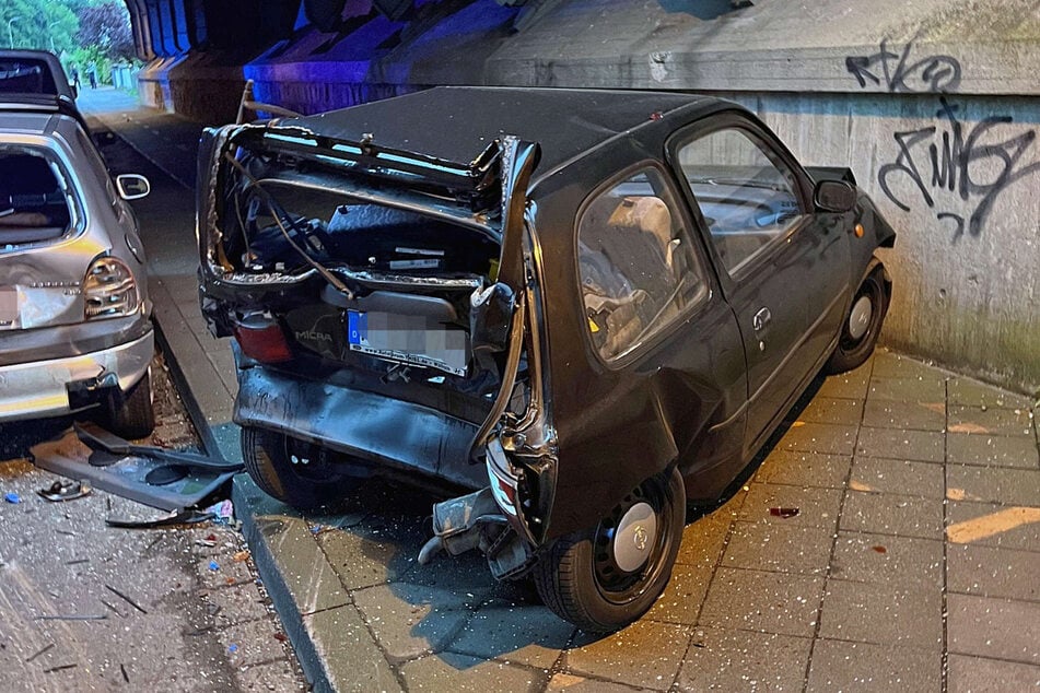 Der Nissan Micra wurde bei dem Zusammenprall völlig demoliert.