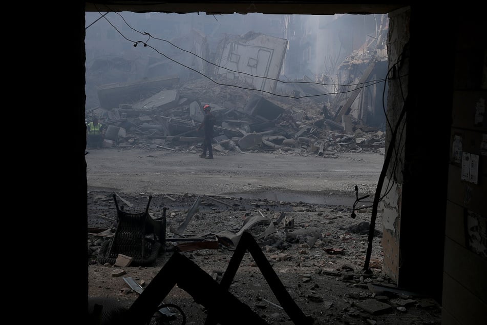 Rettungskräfte sind an einem durch israelische Luftangriffe beschädigten Ort in Beirut im Einsatz.