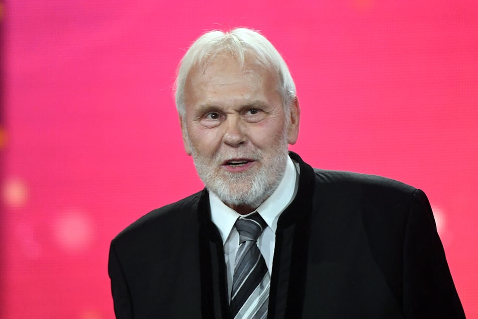 Der deutsche Sänger und Moderator Gunther Emmerlich (76) steht während der Fernsehgala "Goldene Henne" in Leipzig auf der Bühne.