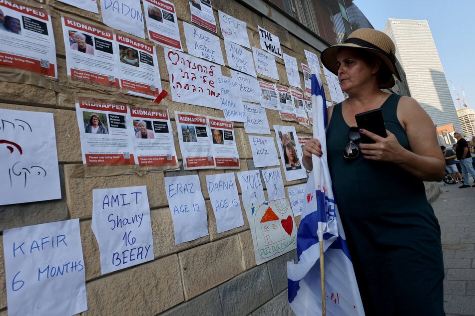 An einer Mauer in Tel Aviv haben verzweifelte Angehörige Fotos ihrer verschleppten Lieben angebracht. Nach wie vor befinden sich noch 199 Menschen in den Klauen der Terroristen.