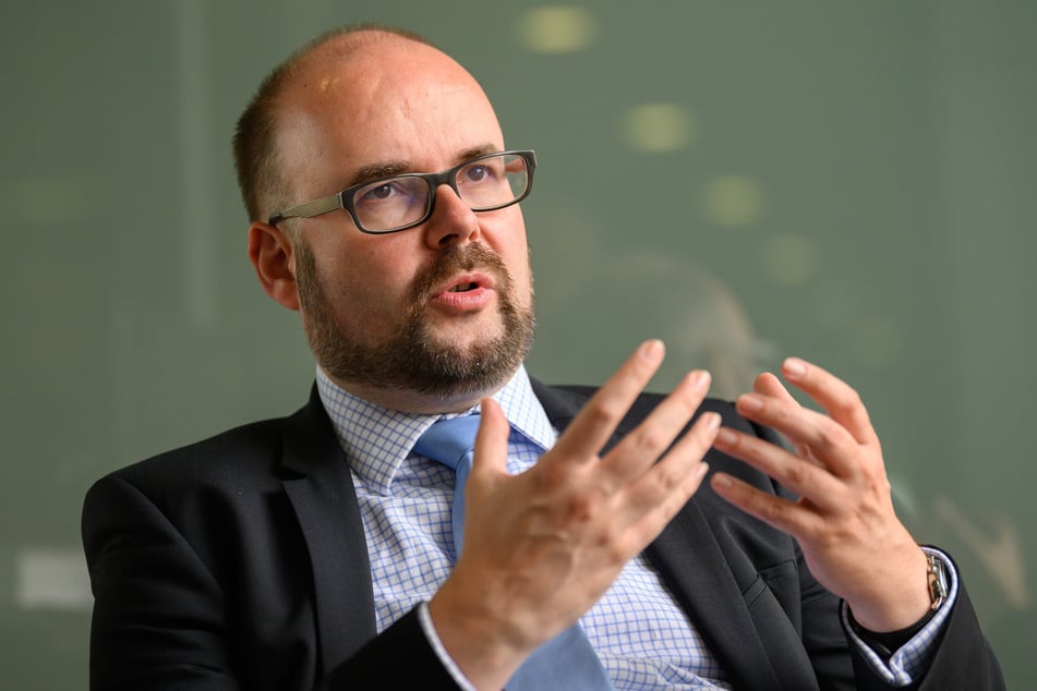 Sachsens Kultusminister Christian Piwarz (46, CDU) ist gegen eine generelle Impfpflicht für Lehrer und Erzieher, doch auch die Zurückhaltung der Menschen kann er nicht verstehen.