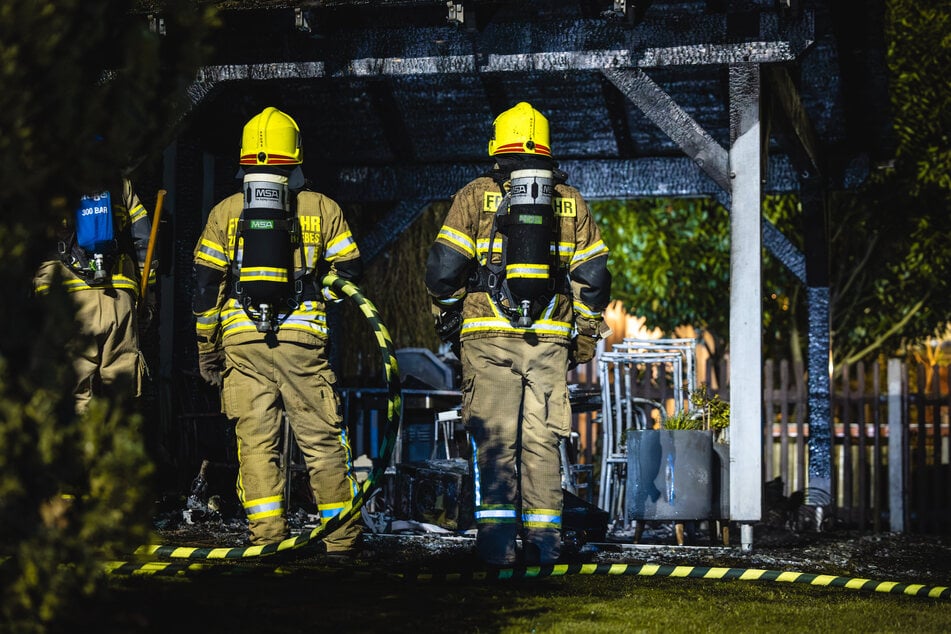 Die Feuerwehr löschte den brennenden Pavillon und konnte ein Übergreifen der Flammen verhindern.