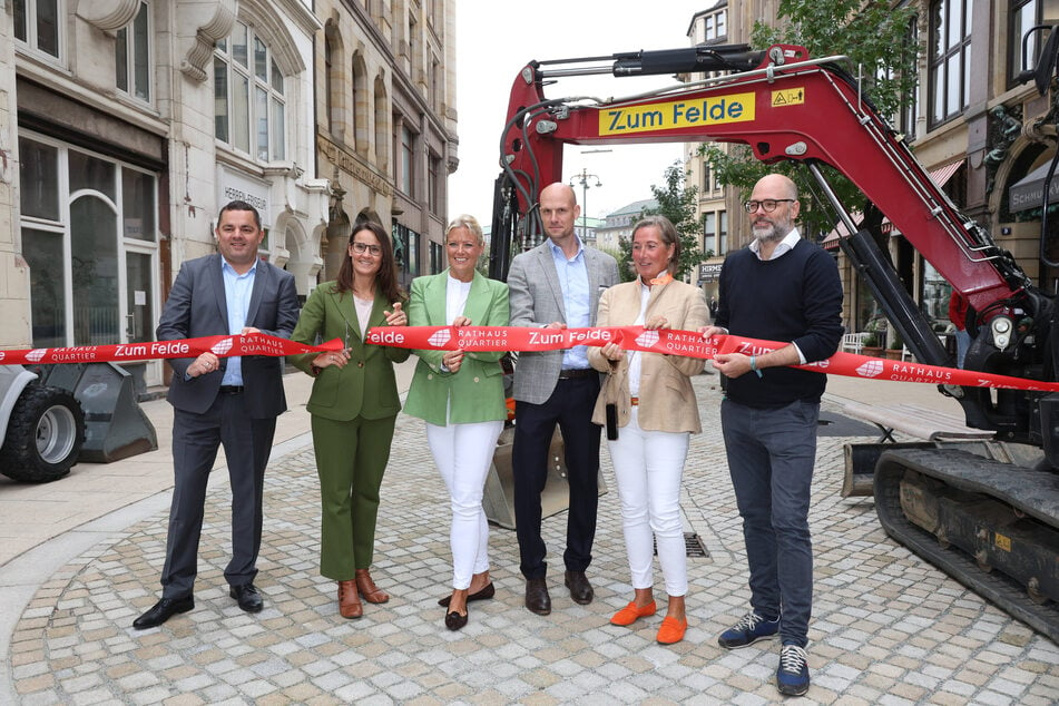 Menschen statt Autos: Die Kleine Johannisstraße ist ab sofort eine Fußgängerzone.