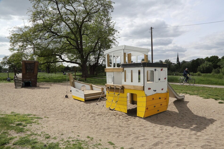 Nachdem TAG24 die Stadtverwaltung auf das Müll-Problem aufmerksam gemacht hatte, wurde der Spielplatz bis zum Nachmittag gesäubert.