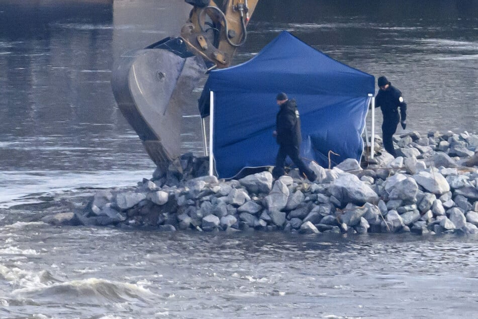 Drei ausgebildete Spezialisten entschärfen gegenwärtig die Bombe unter der Carolabrücke.