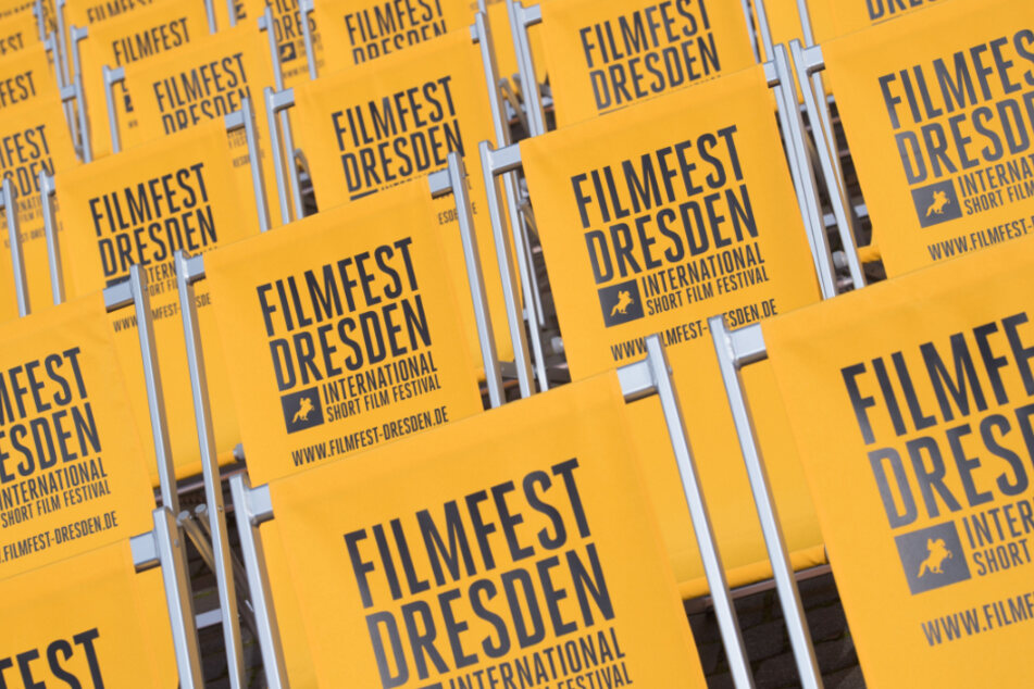 Klappstühle mit der Aufschrift "Filmfest Dresden" stehen auf dem Neumarkt.
