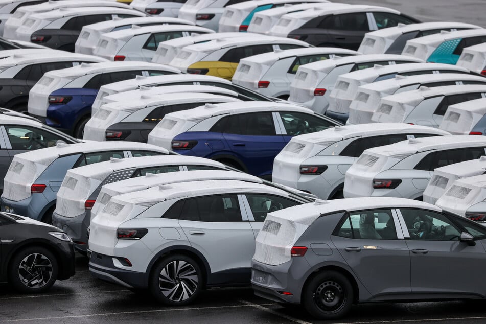 Neuwagen des Typs ID.3 und ID.4 stehen auf einem Parkplatz im Zwickauer Volkswagen-Werk. In diesem Jahr sollen deutlich mehr E-Autos in Sachsen produziert werden.