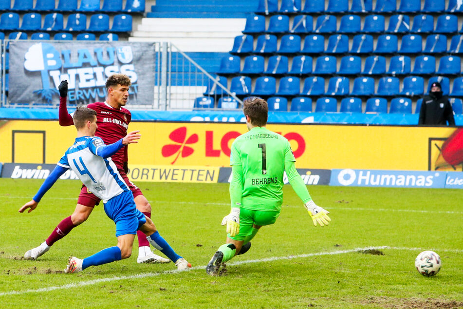 Derby-Erlösung: SGD-Neuzugang Heinz Mörschel (l.) blieb in dieser Szene am Ball und spitzelte das Leder an FCM-Keeper Morten Behrens (r.) vorbei zum 1:0 für Dynamo über die Linie.