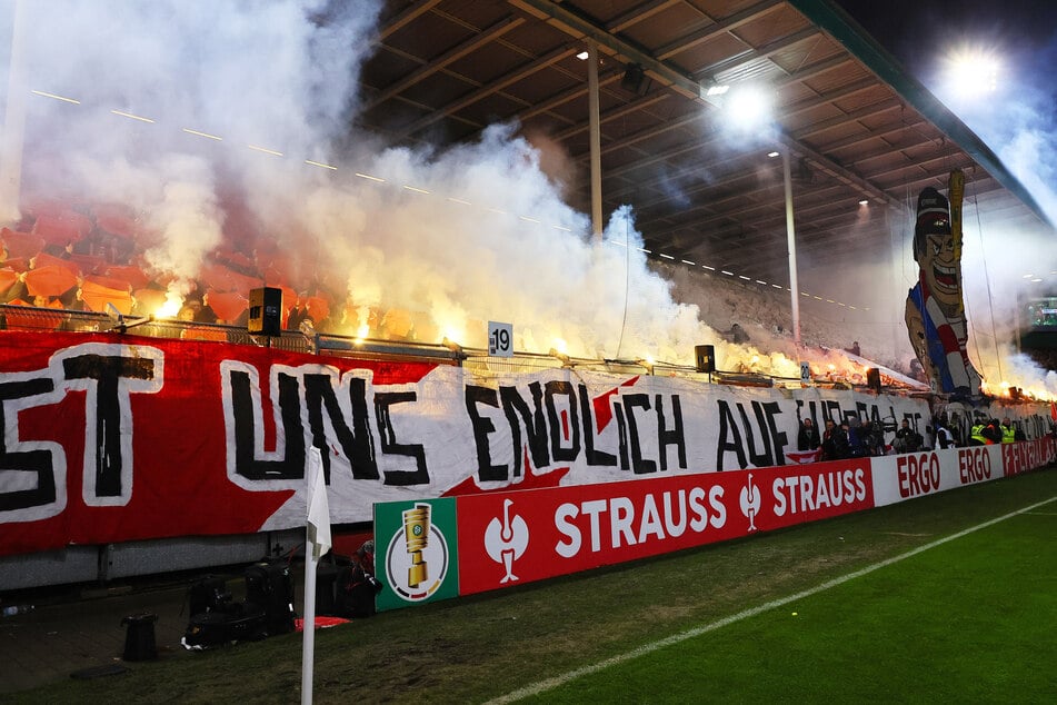 Mit einer großen Pyroshow stimmte sich die Nordwand auf den Pokalkracher ein.