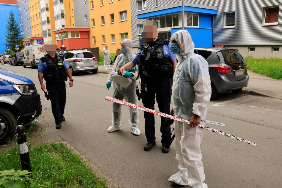 Ermittlungen nach einem Tötungsdelikt im Heckert-Gebiet: Die Polizei war am Sonntag stundenlang im Einsatz.