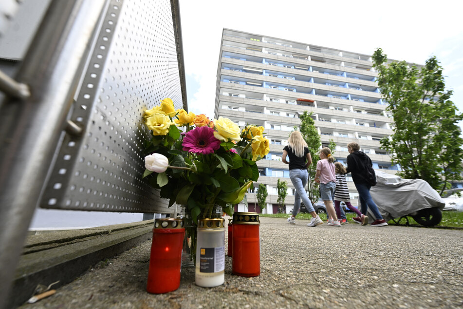 Bürger haben zum Gedenken an die Opfer der Explosion in einem Hochhaus in Ratingen am Tatort Kerzen und Blumen niedergelegt.