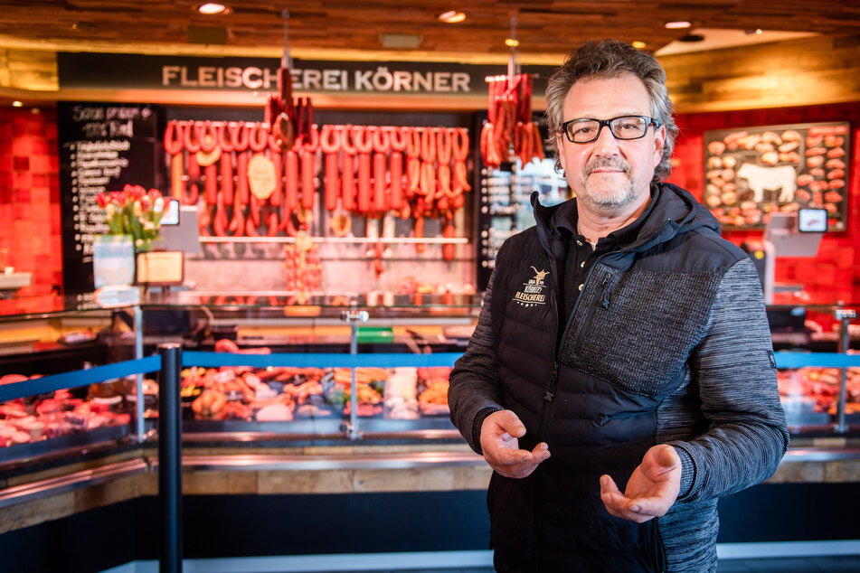 Fleischermeister Thomas Löbel (55) freut sich über viele Kunden.