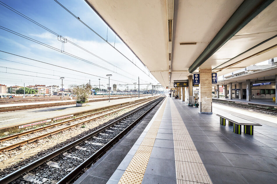 Vom Bahnsteig ins Gleisbett fiel ein 60-jähriger Mann. (Symbolbild)