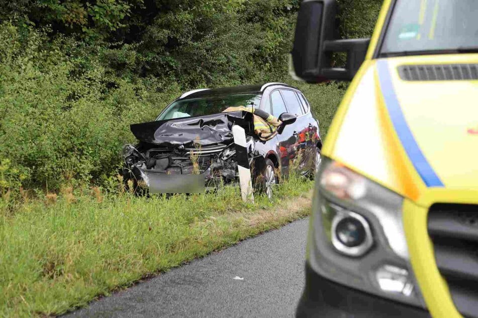 Ein weiteres Auto landete beschädigt am Rand der Autobahn.