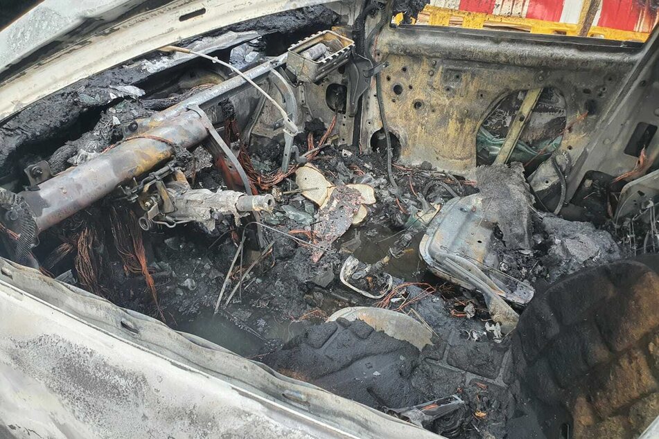 Das Auto wurde durch den Brand komplett zerstört.