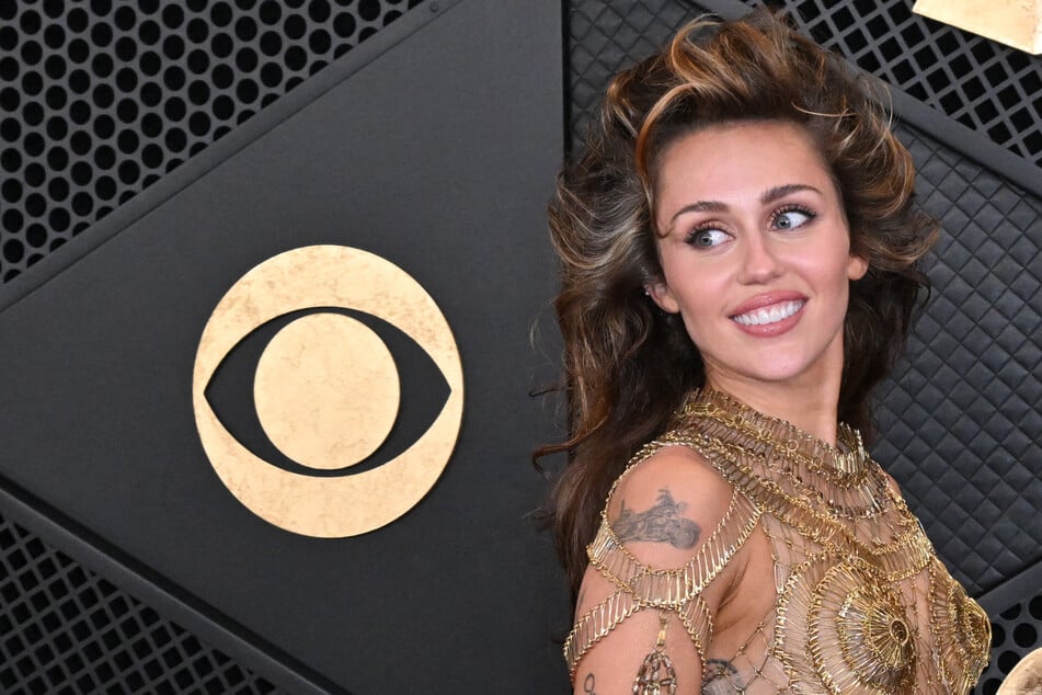 Miley Cyrus begeistert bei Grammys in durchsichtigem Kleid und ohne Unterwäsche!