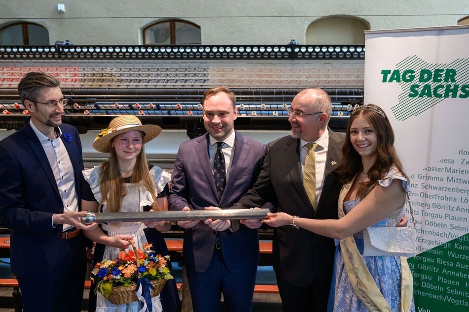 Startschuss für den 31. Tag der Sachsen: Sebnitz-OB Ronald Kretzschmar (43, parteilos), Blumenmädchen Jolien Kirschner (13), Kuratoriumspräsident Alexander Dierks (38, CDU) und Plauens OB Steffen Zenner (56, CDU, v.l.).