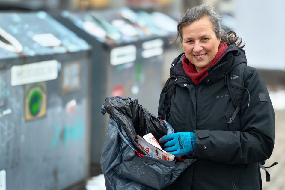 Die gute Seele vom Chemnitzer Sonnenberg: Iris Walther (63) vom "Dreckweg-Kollektiv" sammelt Müll an den Glasmüllcontainern hinter der Markuskirche an der Tschaikowski-Straße.