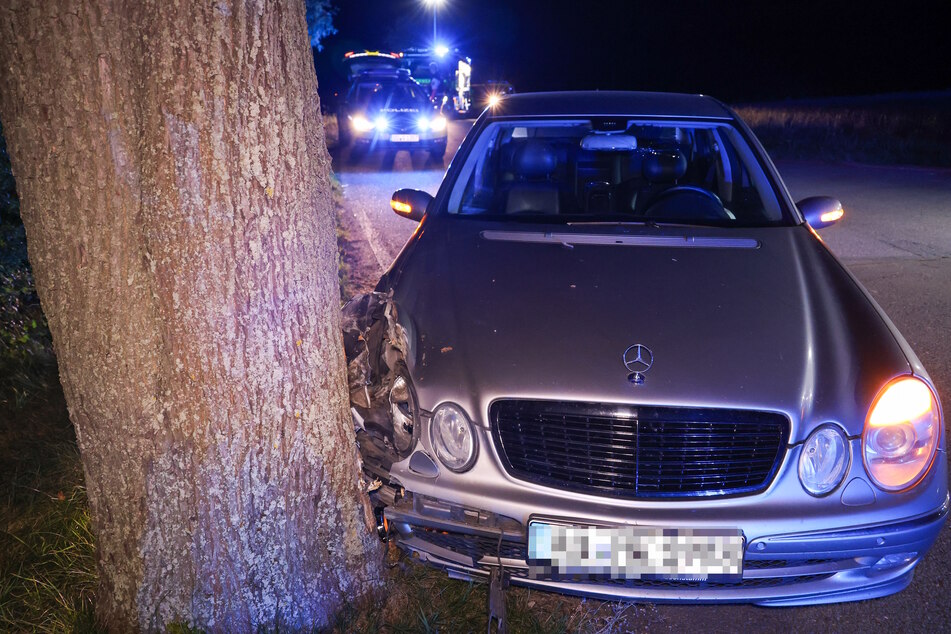 Auf der Neustädtler Straße in Zschorlau krachte ein Mercedes gegen einen Baum.