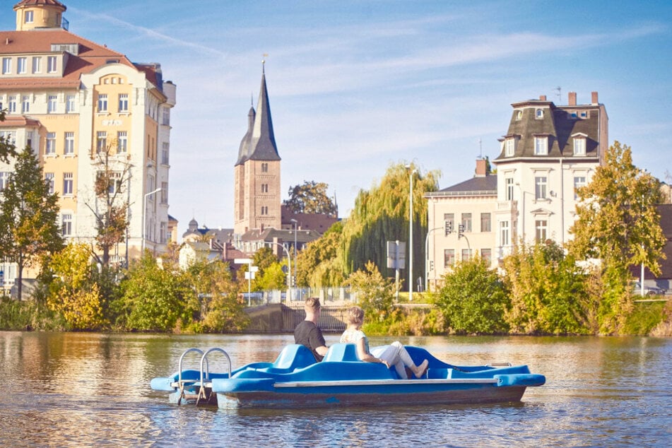 So schön kann eine Bootsfahrt auf dem großen Teich Altenburg mit Blick auf den Doppelturm "Rote Spitzen" sein.