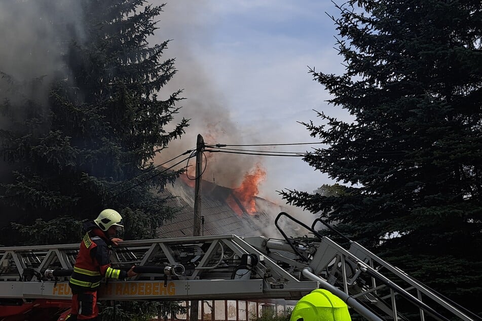 Das Wohnhaus in Arnsdorf stand am Freitagnachmittag in Flammen.