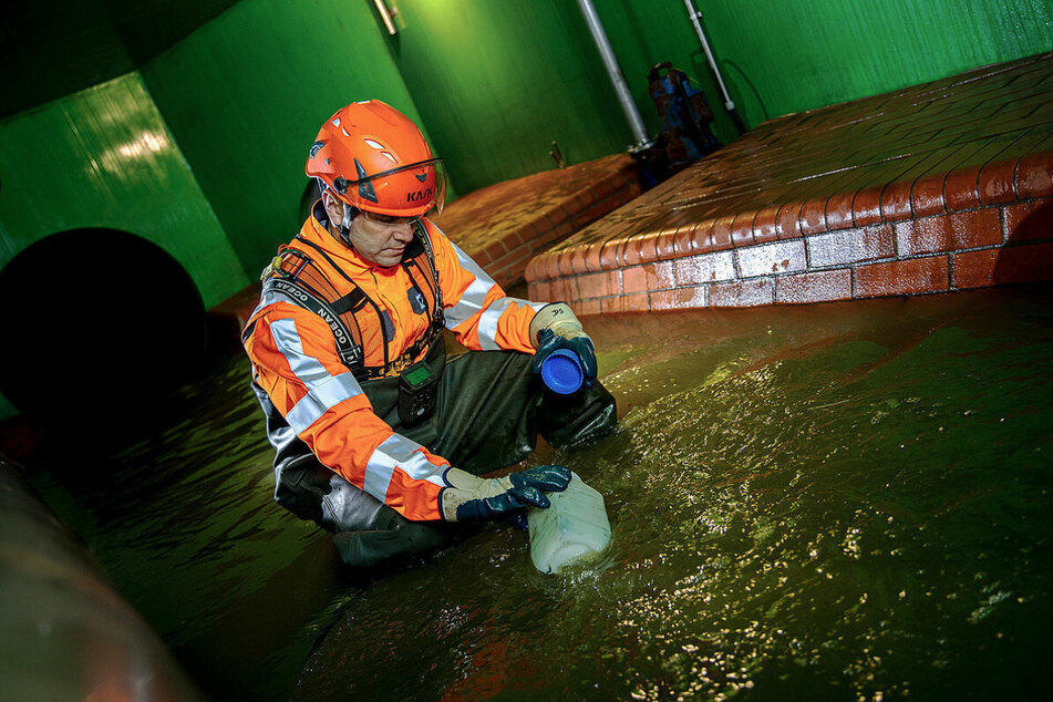 Ein Mitarbeiter der Stadtentwässerung Dresden beim Entnehmen einer Abwasser-Probe in der Dresdner Kanalisation.