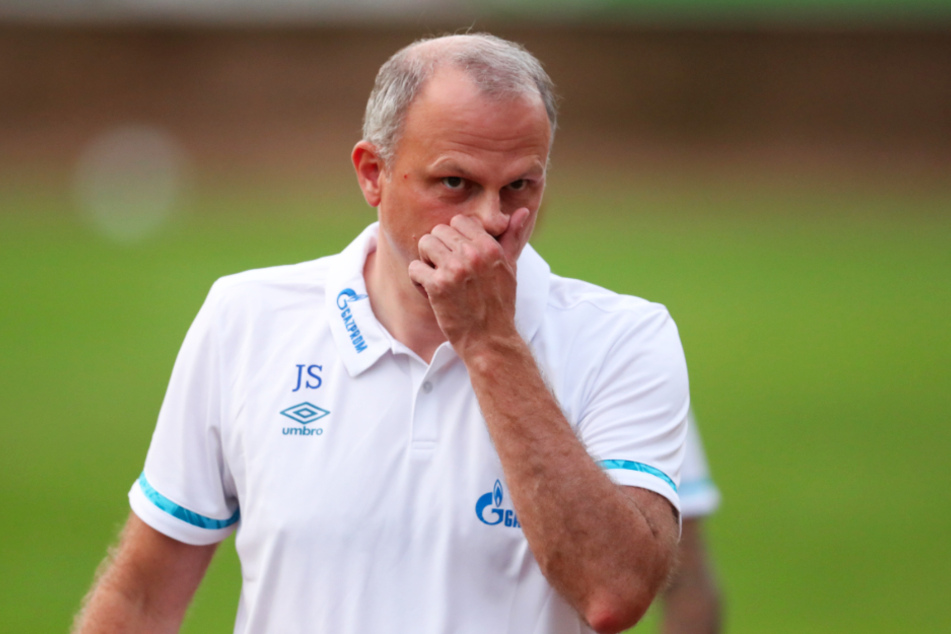 Jochen Schneider (50) hofft, dass die Schalker Mannschaft endlich Teamgeist entwickelt.