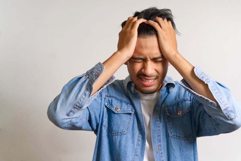 Anhaltende Niedergeschlagenheit und Erschöpfung können Hinweise auf eine Depression sein.