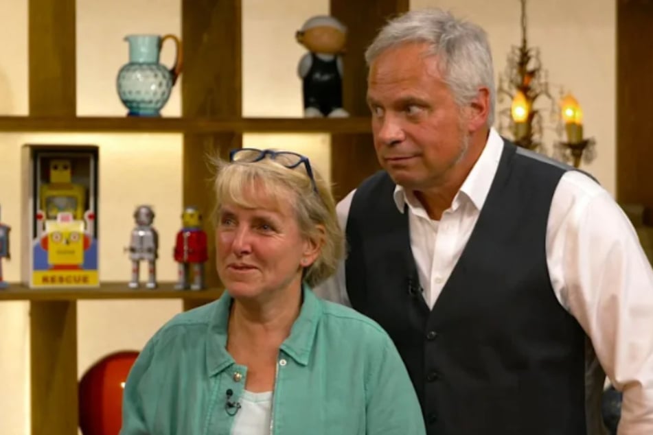 Frank und seine Frau Dagmar aus Bonn wollen bei "Bares für Rares" eine alte Waage der Firma Berkel zu Geld machen.
